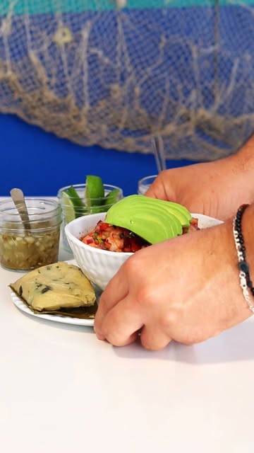 Ceviche de La Mar con aguacate, acompañado de tamalito