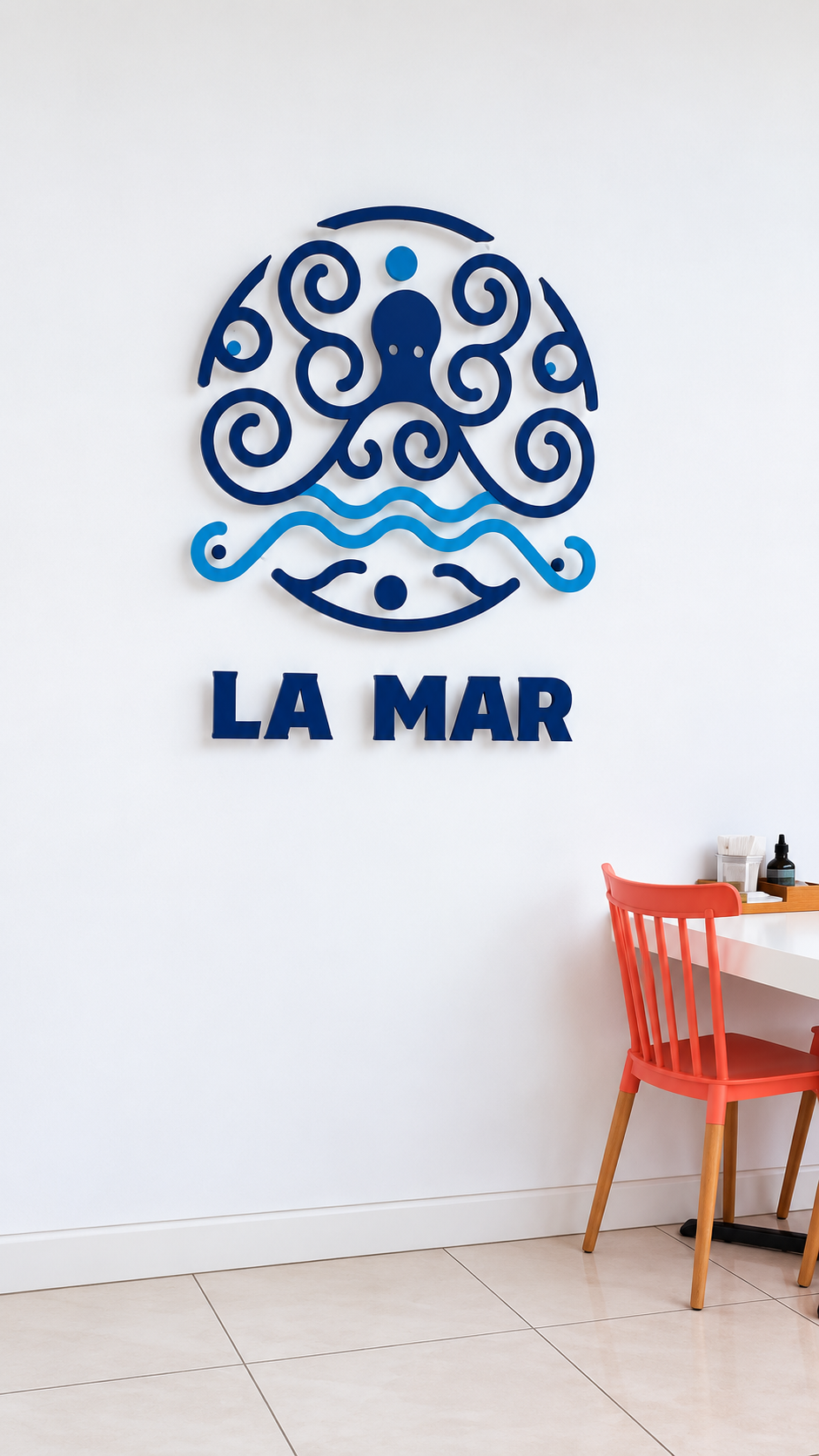 Interior de La Mar, con su logo de pulpo y silla coral